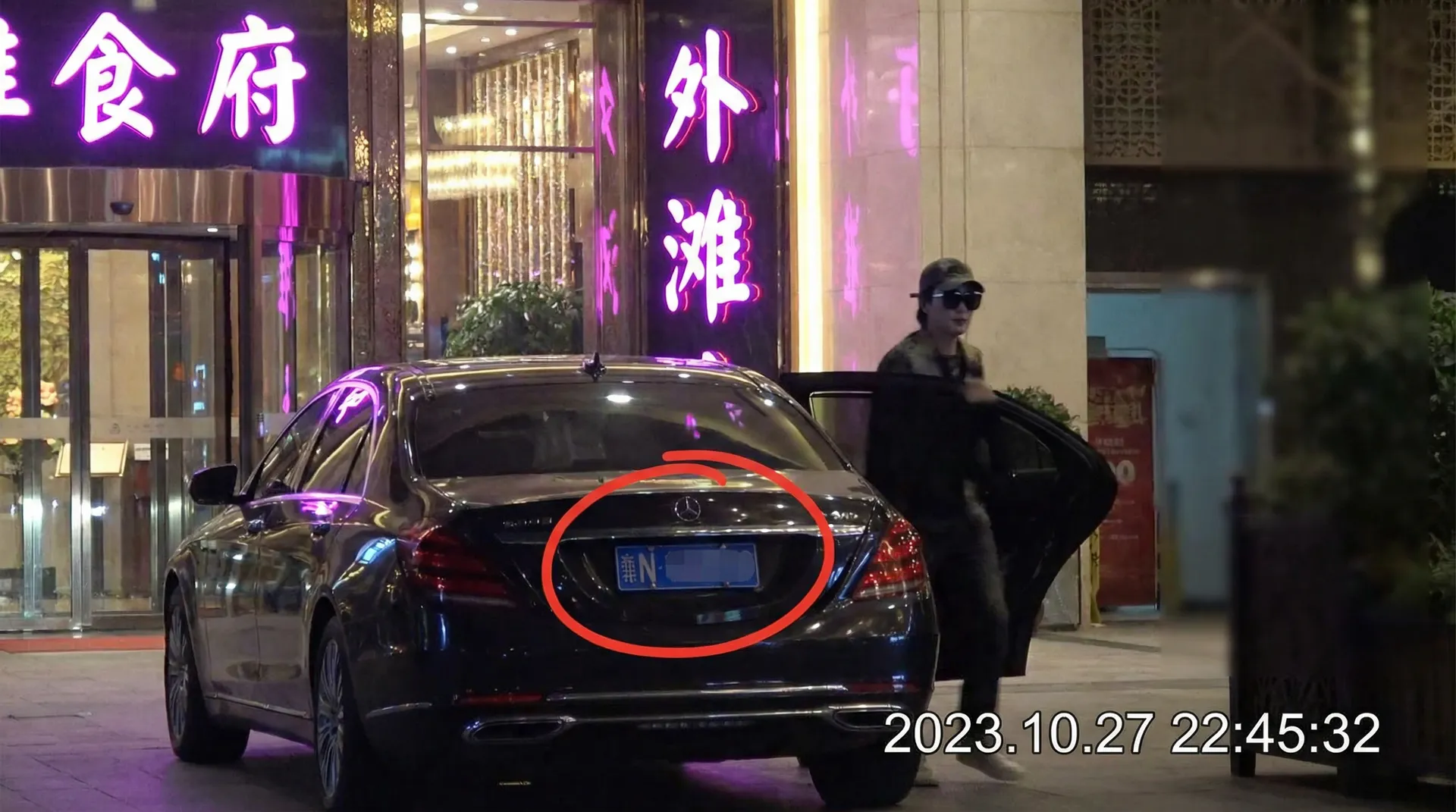 国产主播 - 豪车餐厅外偷拍